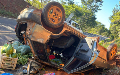 Acidente na Estrada da Produção: Carro atinge árvore caída e capota deixando três feridos