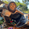 Acidente na Estrada da Produção: Carro atinge árvore caída e capota deixando três feridos