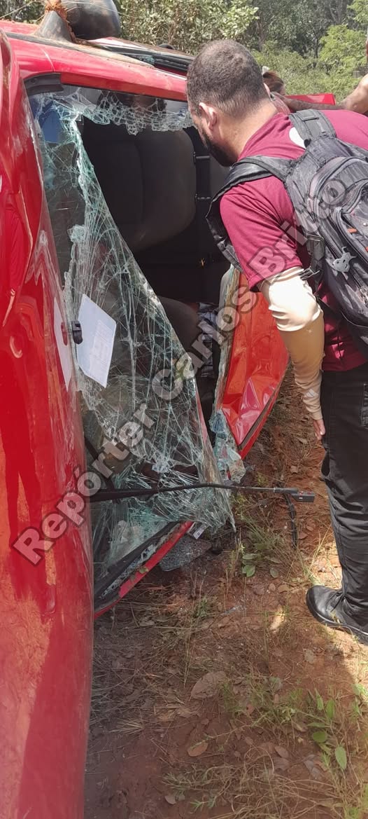 Veículo capota na rodovia de acesso a Bonito de Minas após pneu estourar