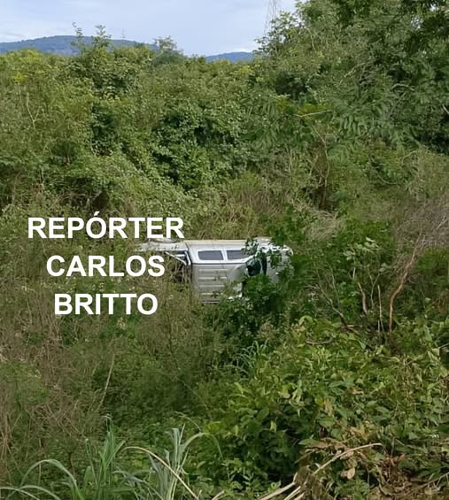 Grave acidente na MGC-135: Hilux cai em ribanceira de 17 metros entre Januária e Pedras de Maria da Cruz