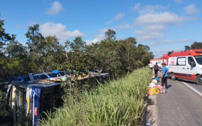 TRAGÉDIA NA BR-251: Tombamento de ônibus deixa dois mortos e 11 feridos em Grão Mogol
