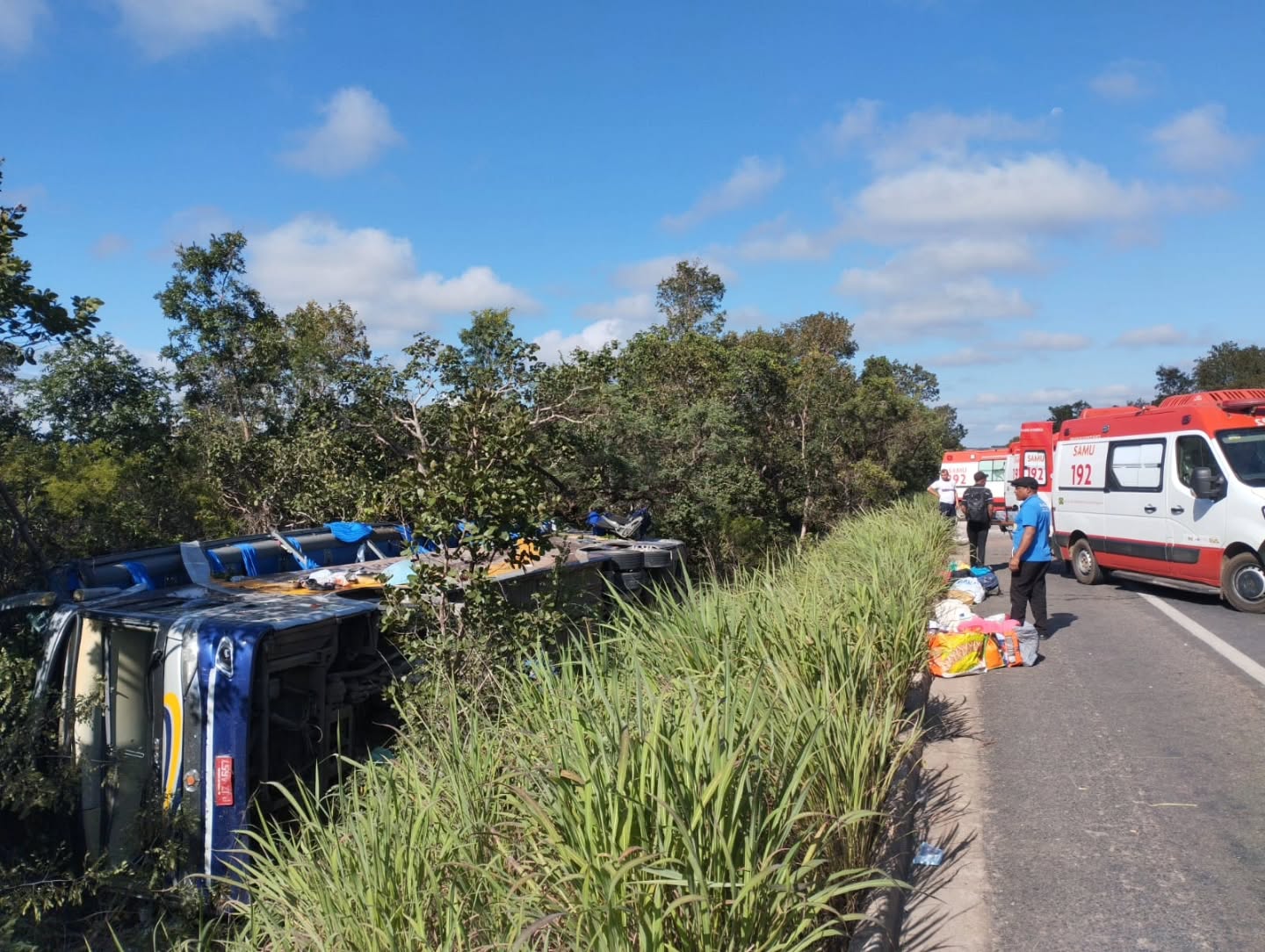 TRAGÉDIA NA BR-251: Tombamento de ônibus deixa dois mortos e 11 feridos em Grão Mogol