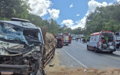 EM SALINAS/MG, COLISÃO TRASEIRA ENTRE CAMINHÕES DEIXA MOTORISTA PRESO ÀS FERRAGENS COM FERIMENTOS GRAVES NOS MEMBROS INFERIORES