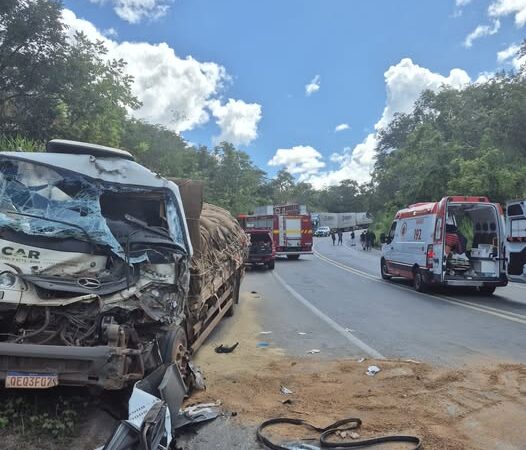 EM SALINAS/MG, COLISÃO TRASEIRA ENTRE CAMINHÕES DEIXA MOTORISTA PRESO ÀS FERRAGENS COM FERIMENTOS GRAVES NOS MEMBROS INFERIORES
