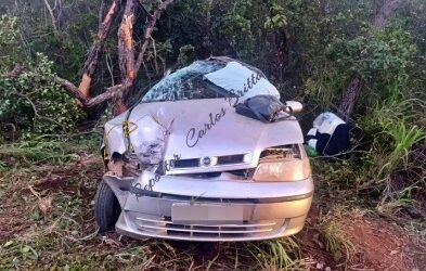 Mulher de 56 anos fica gravemente ferida após carro colidir com árvore na MGC-135, em Mirabela