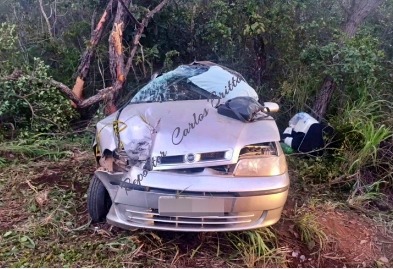 Mulher de 56 anos fica gravemente ferida após carro colidir com árvore na MGC-135, em Mirabela