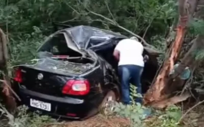 Acidente na MG-401: Carro de pastor sai da pista na Serra de Verdelândia; esposa fica presa às ferragens