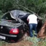 Acidente na MG-401: Carro de pastor sai da pista na Serra de Verdelândia; esposa fica presa às ferragens