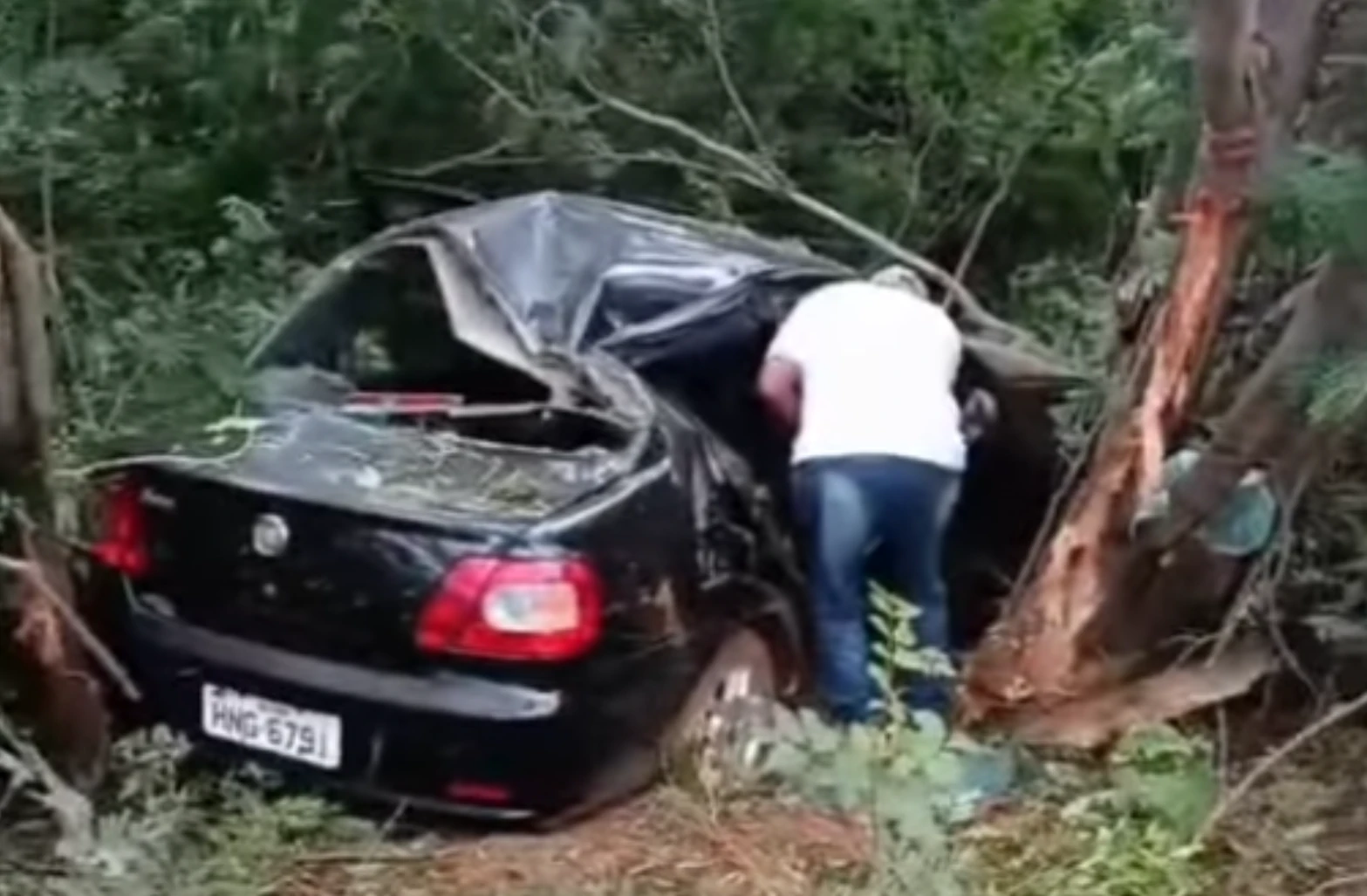 Acidente na MG-401: Carro de pastor sai da pista na Serra de Verdelândia; esposa fica presa às ferragens