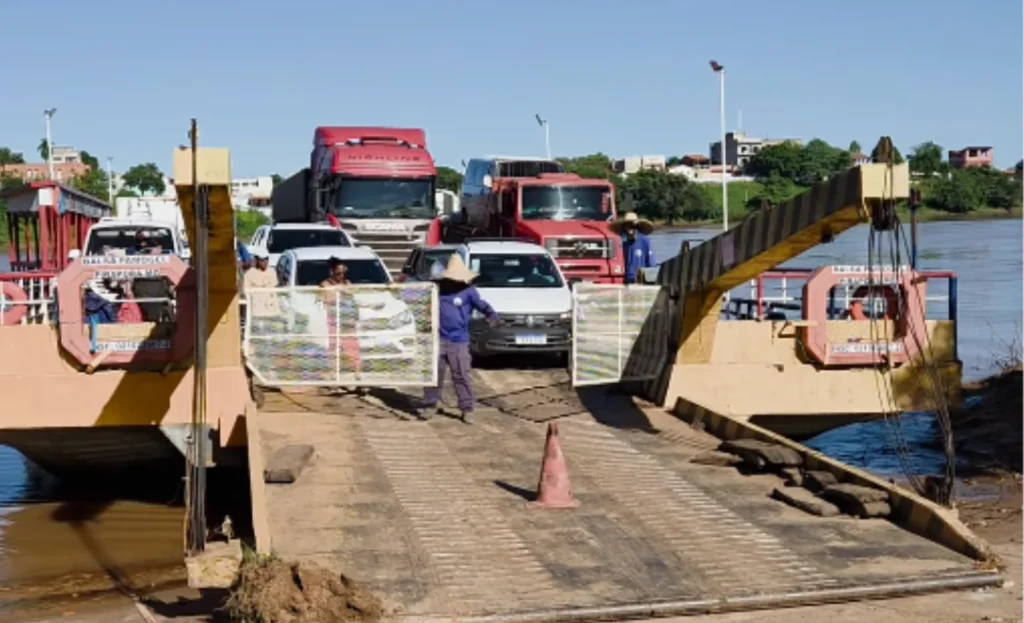 Mobilização popular surte efeito e travessia do Rio São Francisco em Manga ganha reforço de segunda balsa