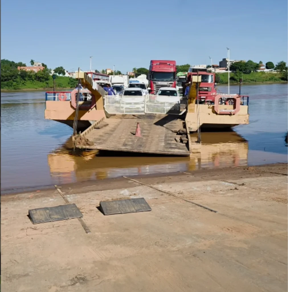 Mobilização popular surte efeito e travessia do Rio São Francisco em Manga ganha reforço de segunda balsa