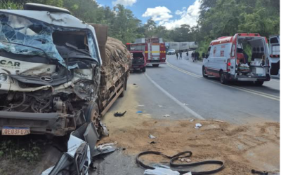 Grave acidente na BR-251: Colisão entre caminhões deixa motorista preso às ferragens em Salinas
