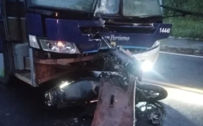 Tragédia em Cônego Marinho: Colisão frontal entre moto e ônibus escolar deixa uma vítima fatal
