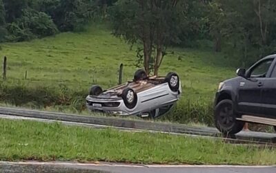 Capotamento na BR-365 deixa quatro feridos em Montes Claros