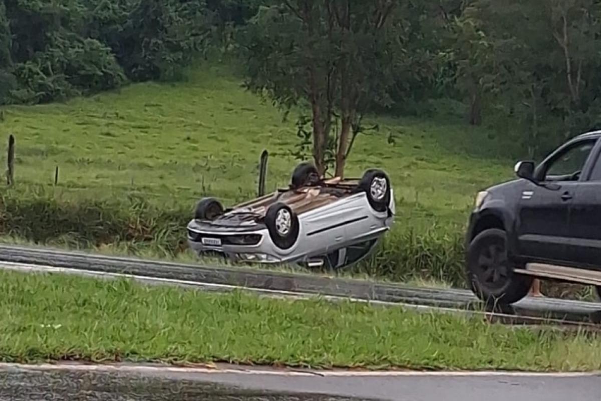 Capotamento na BR-365 deixa quatro feridos em Montes Claros