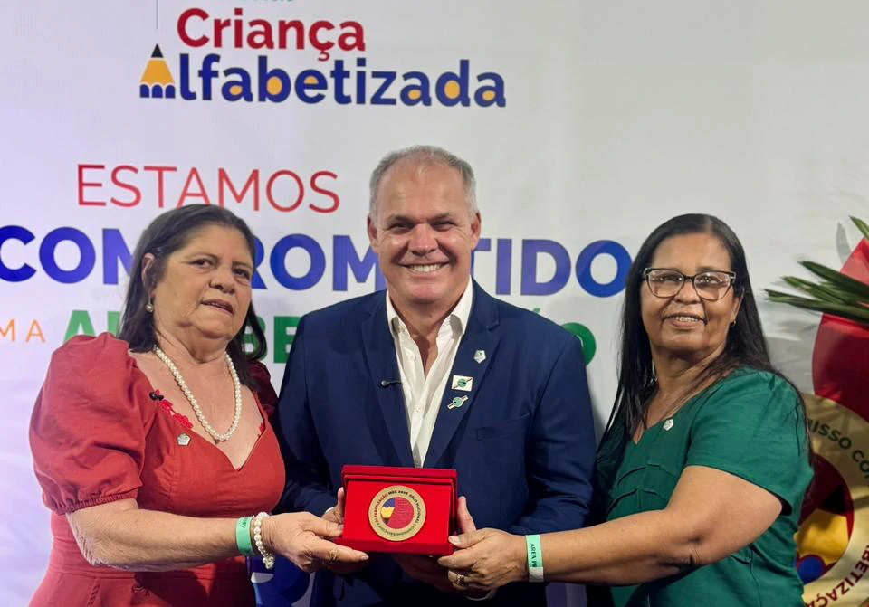 Educação Histórica: Montalvânia recebe Medalha de Ouro no Selo Nacional Criança Alfabetizada em Brasília
