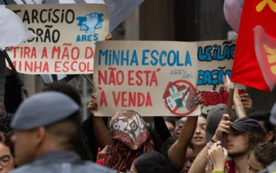 Professores de Montes Claros protestam contra leilão e privatização de escolas estaduais