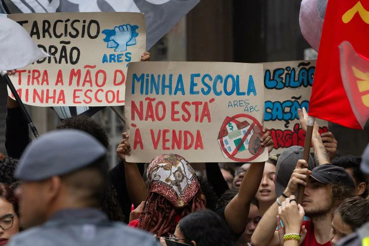 Professores de Montes Claros protestam contra leilão e privatização de escolas estaduais