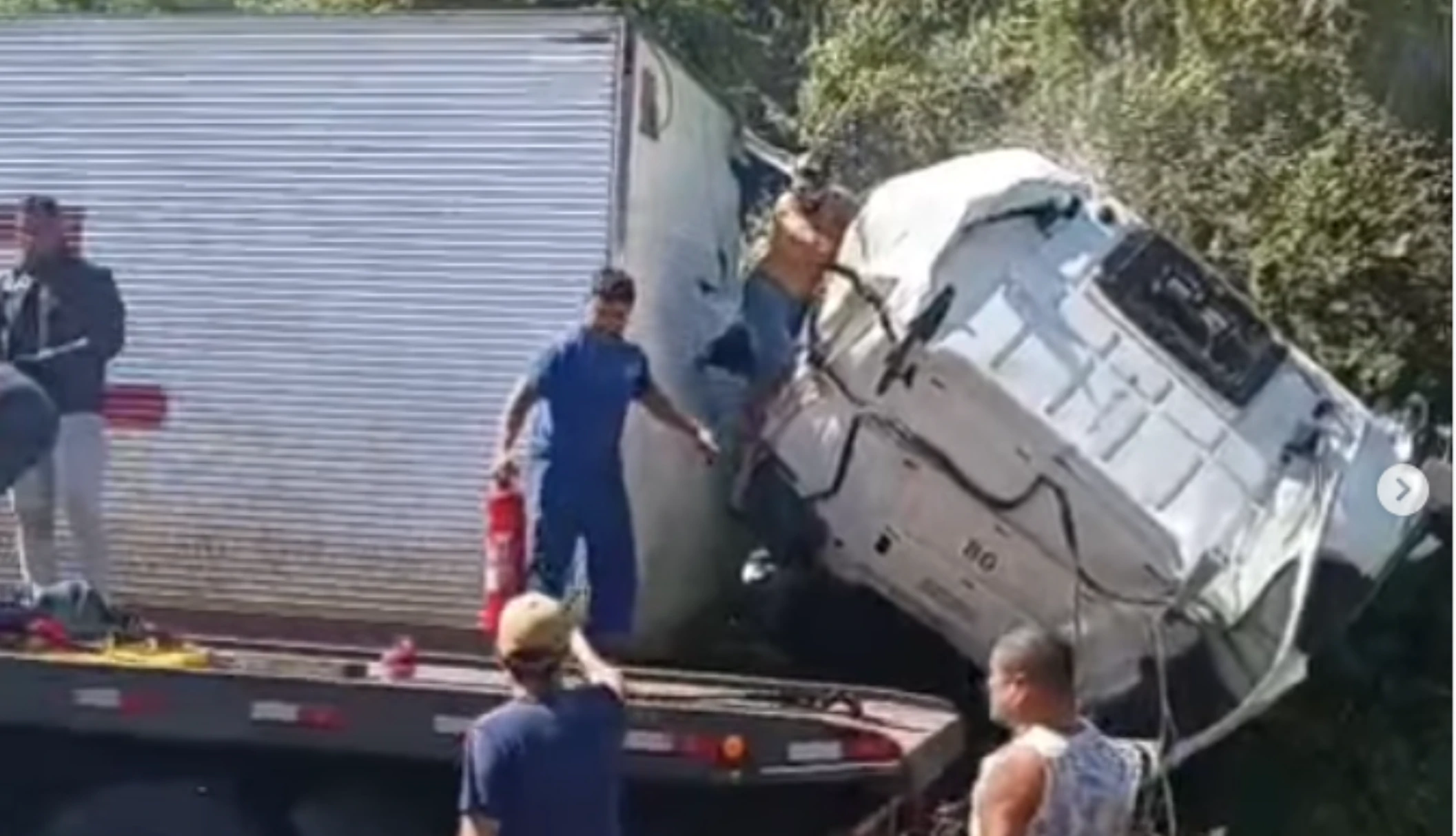 TRAGÉDIA NA SERRA: Colisão múltipla envolvendo 5 veículos pesados mobiliza equipes de resgate em Francisco Sá