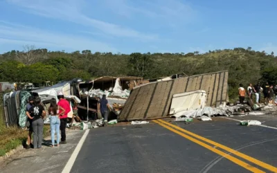 Tragédia na BR-251: Colisão entre carro e caminhão deixa mortos e interdita rodovia em Francisco Sá