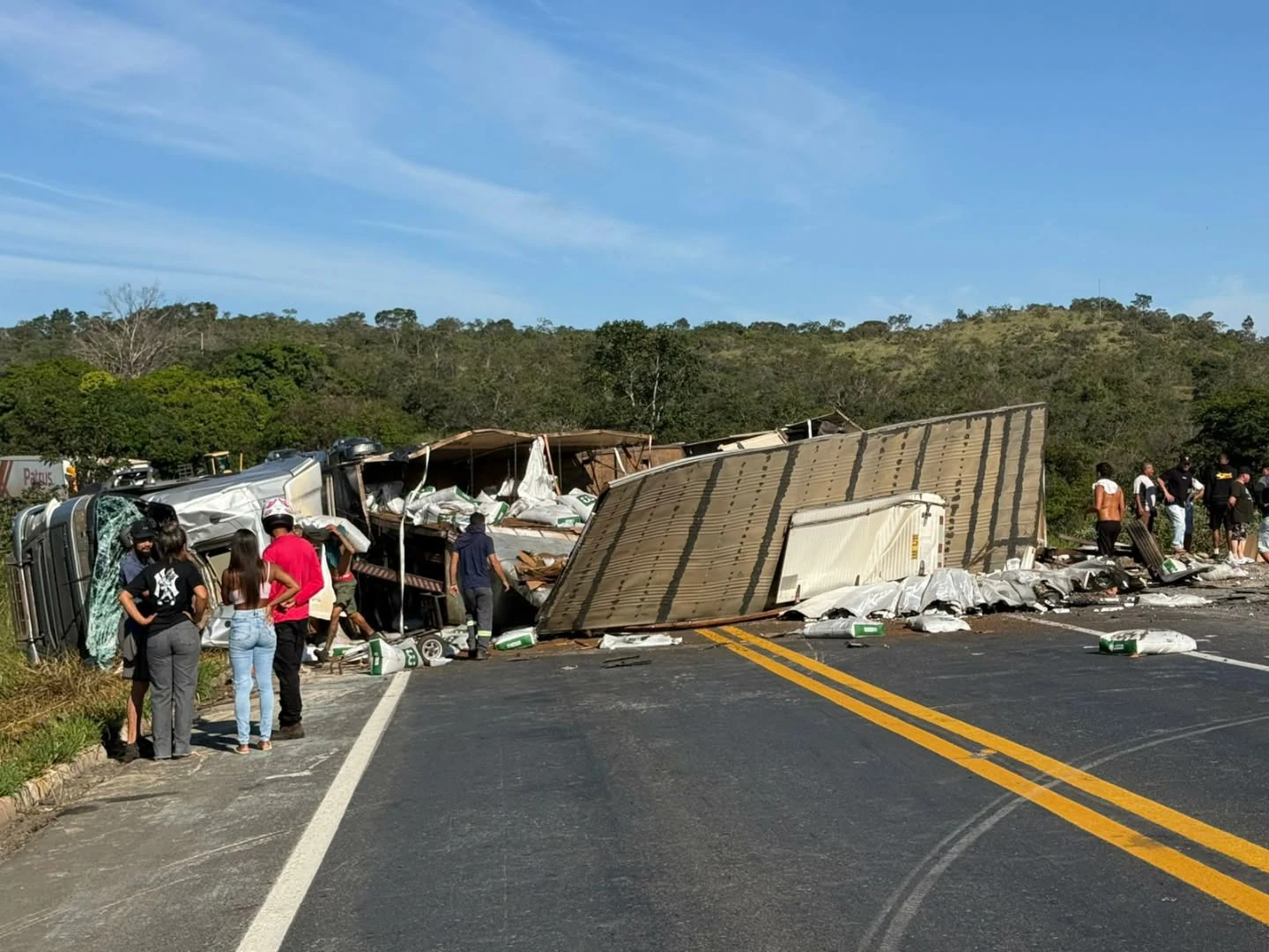 Tragédia na BR-251: Colisão entre carro e caminhão deixa mortos e interdita rodovia em Francisco Sá