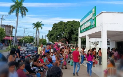 CAOS NA SAÚDE: Falta de organização e sol escaldante castigam pacientes em São Francisco