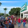 CAOS NA SAÚDE: Falta de organização e sol escaldante castigam pacientes em São Francisco