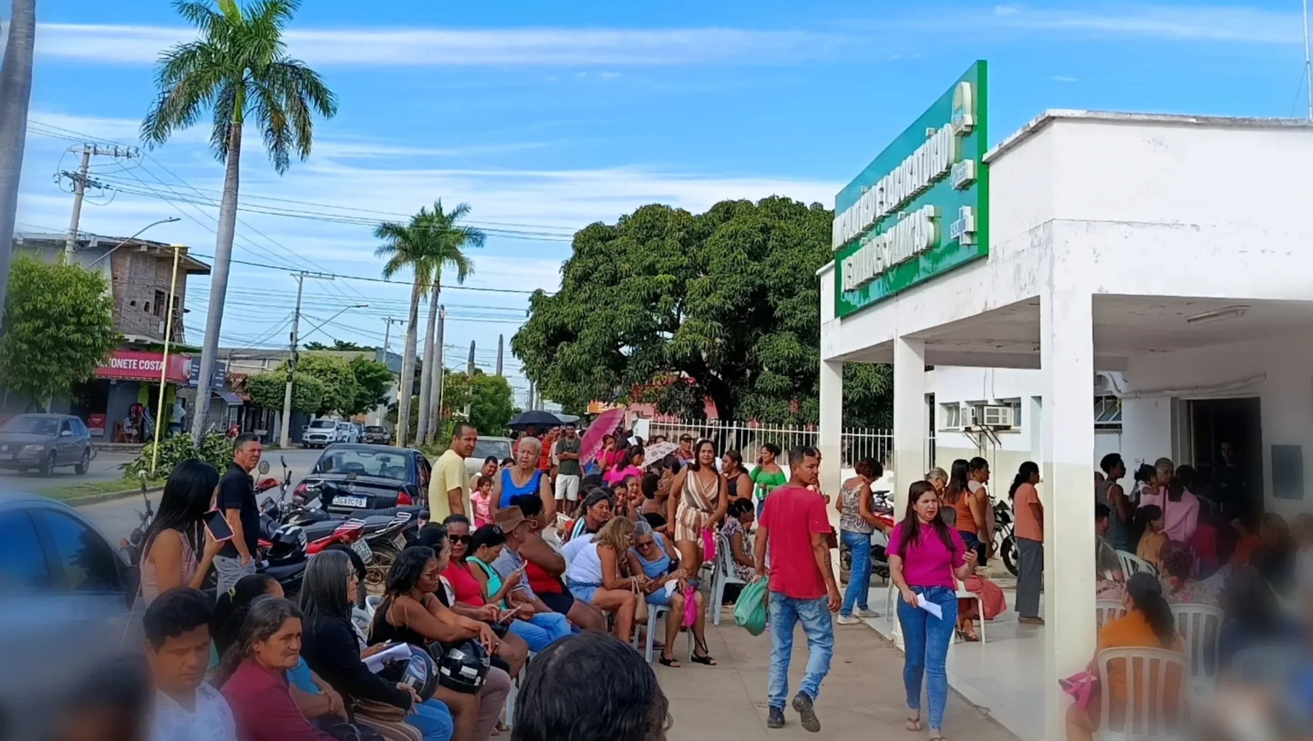 CAOS NA SAÚDE: Falta de organização e sol escaldante castigam pacientes em São Francisco