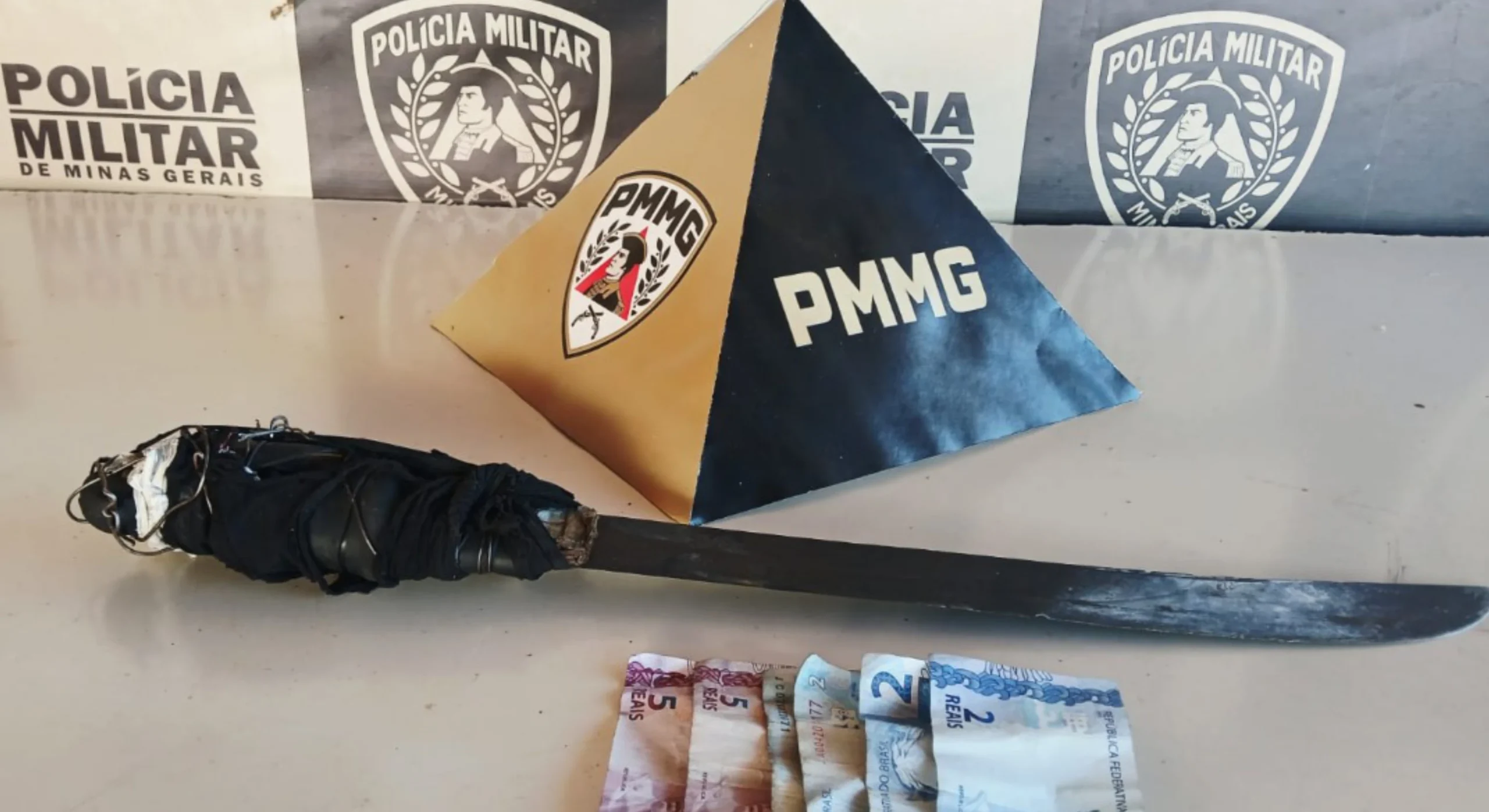 Homem é preso em Januária após tentar agredir companheira com facão no Centro