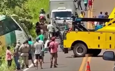 Ônibus da Gontijo tomba na BA-001 após sair da pista em trecho perigoso rumo a Itacaré