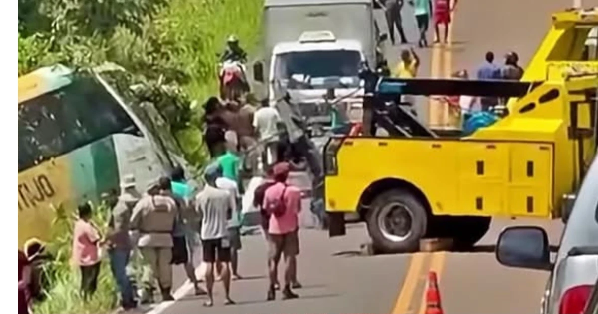 Ônibus da Gontijo tomba na BA-001 após sair da pista em trecho perigoso rumo a Itacaré