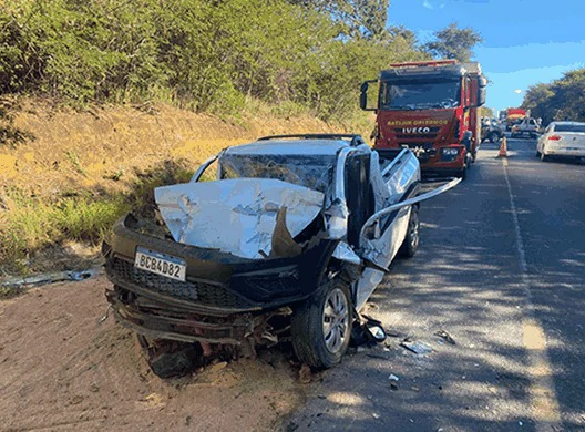 TRAGÉDIA NA MGC-401: Idoso de 75 anos morre esmagado em colisão traseira contra carreta em Jaíba