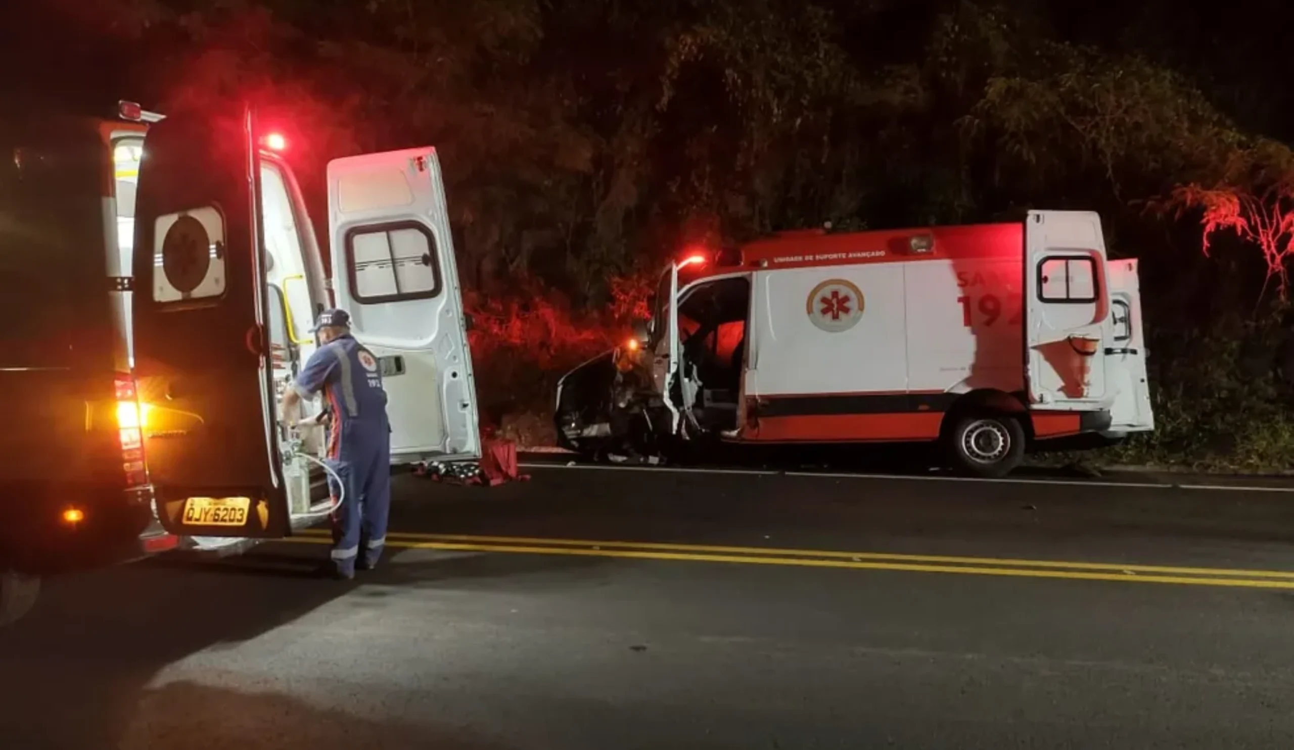 ACIDENTE ENVOLVENDO TRÊS VEÍCULOS DEIXA QUATRO FERIDOS NA MGC-135, EM MIRABELA