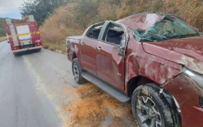 Susto na BR-251: Caminhonete capota após passar em mancha de óleo próximo a Francisco Sá