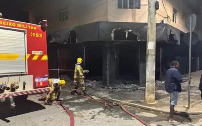 Incêndio de grandes proporções destrói loja de roupas no Centro de Jaíba-MG
