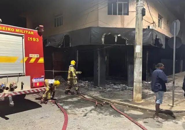 Incêndio de grandes proporções destrói loja de roupas no Centro de Jaíba-MG