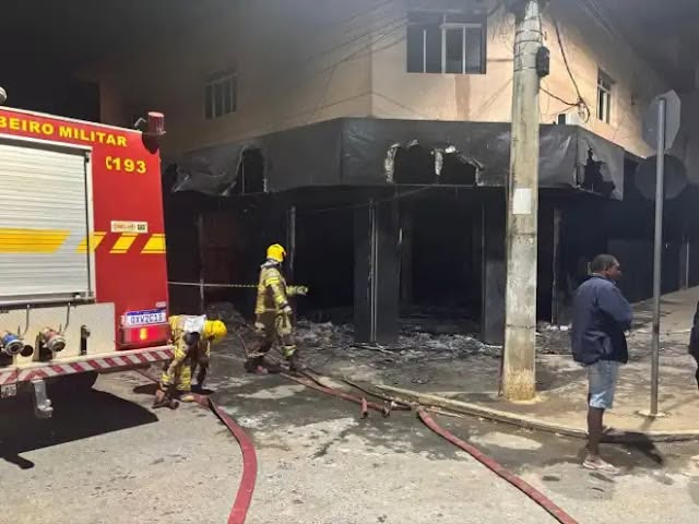 Incêndio de grandes proporções destrói loja de roupas no Centro de Jaíba-MG