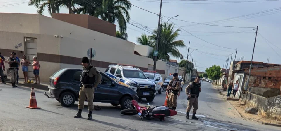 Plantão: Acidente entre carro e moto deixa ferido no centro de Januária