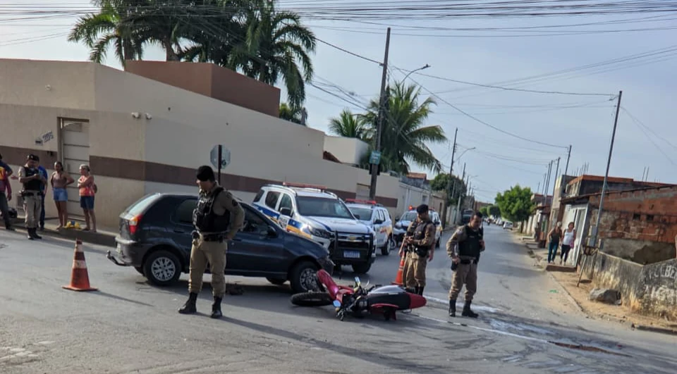 Plantão: Acidente entre carro e moto deixa ferido no centro de Januária