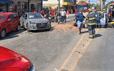 Acidente envolvendo três carros e motocicleta mobiliza Bombeiros e SAMU na Avenida Cula Mangabeira, em Montes Claros