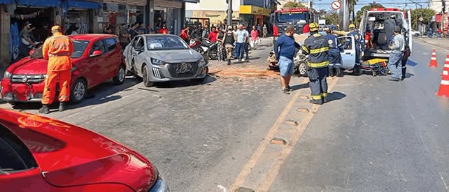 Acidente envolvendo três carros e motocicleta mobiliza Bombeiros e SAMU na Avenida Cula Mangabeira, em Montes Claros