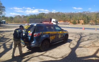 CRIME NA BR-251: PRF e PM prendem suspeitos de saquear carga de caminhão tombado e ameaçar bombeiros em Grão Mogol