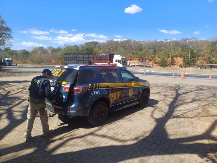 CRIME NA BR-251: PRF e PM prendem suspeitos de saquear carga de caminhão tombado e ameaçar bombeiros em Grão Mogol