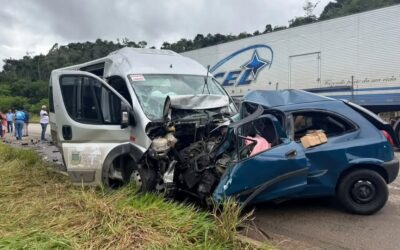 TRAGÉDIA NA BR-116: Colisão frontal entre carro e van da saúde deixa cinco mortos e seis feridos no Vale do Jequitinhonha