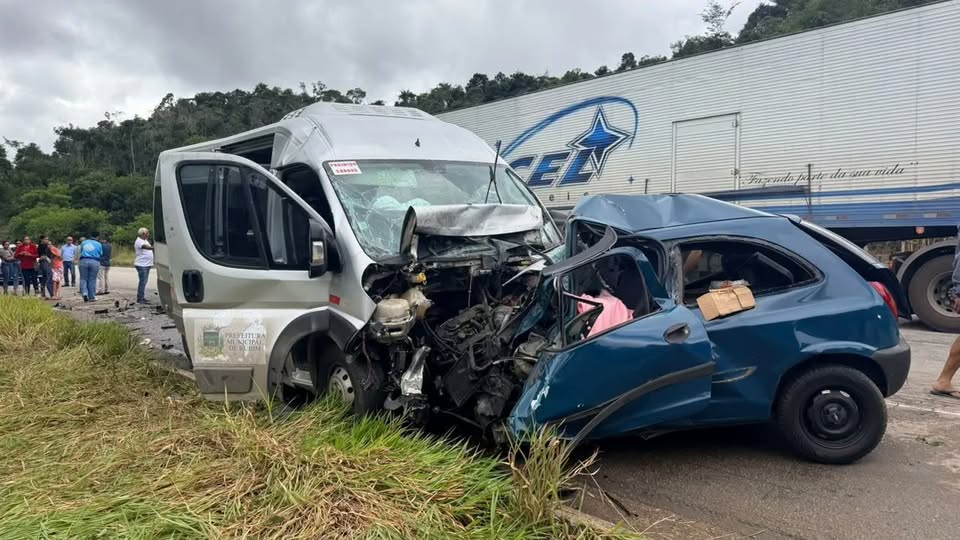 TRAGÉDIA NA BR-116: Colisão frontal entre carro e van da saúde deixa cinco mortos e seis feridos no Vale do Jequitinhonha