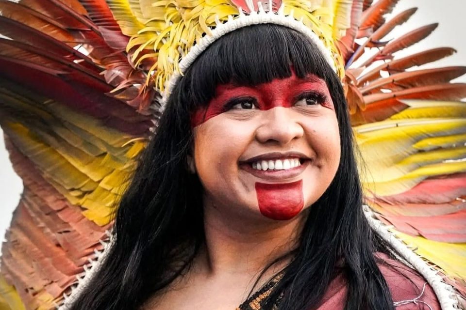 VITÓRIA INDÍGENA: Célia Xakriabá comemora revogação de portaria que vinculava território a escola não indígena