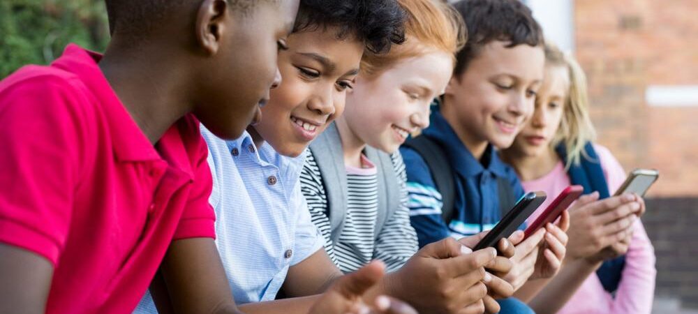 Proibição de redes sociais para menores de 16 anos ganha força no mundo e avança no Brasil; entenda as mudanças