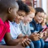 Proibição de redes sociais para menores de 16 anos ganha força no mundo e avança no Brasil; entenda as mudanças