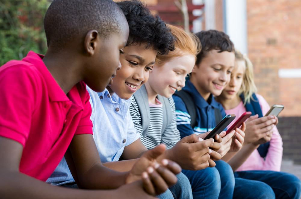 Proibição de redes sociais para menores de 16 anos ganha força no mundo e avança no Brasil; entenda as mudanças