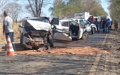TRAGÉDIA NA MG-401: Colisão entre dois carros deixa um morto e três feridos na região de Jaíba